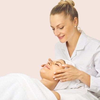 Co robi dermatolog? Kiedy umówić konsultację dermatologiczną i jak wygląda diagnostyka skóry?